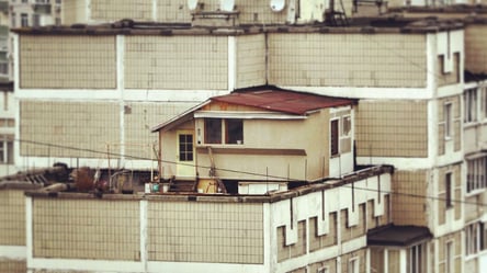 В Киеве в одной из многоэтажек мужчина решил построить дачу прямо на крыше. Фото - 285x160