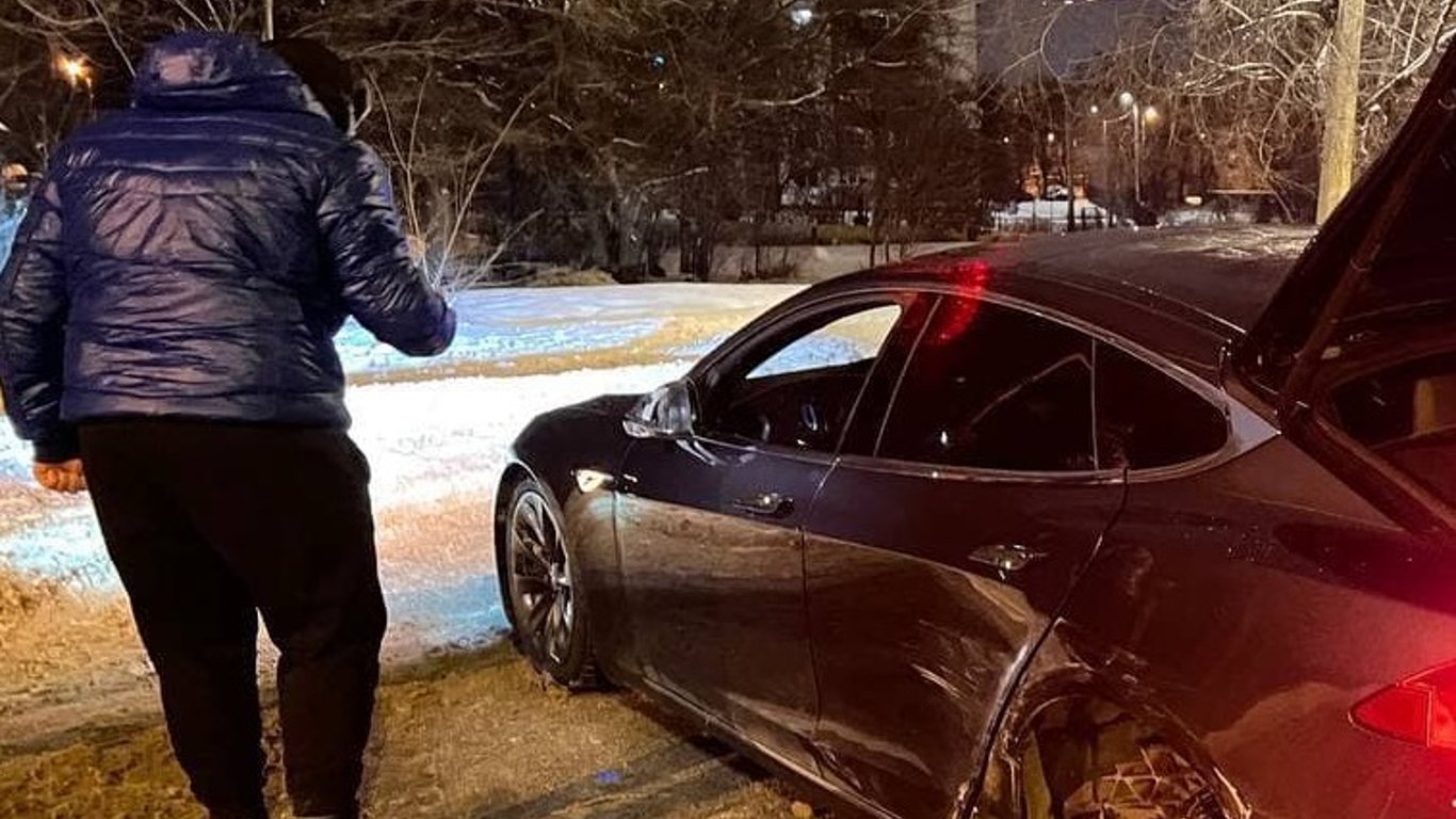 У Харкові в результаті ДТП з п'яним водієм у автомобіля Tesla відірвалося колесо