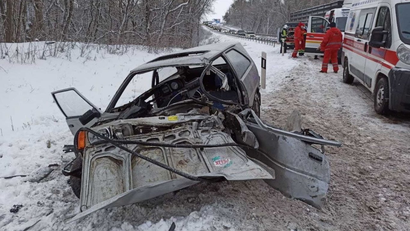 На Харківщині автомобіль зіткнувся з рейсовим автобусом