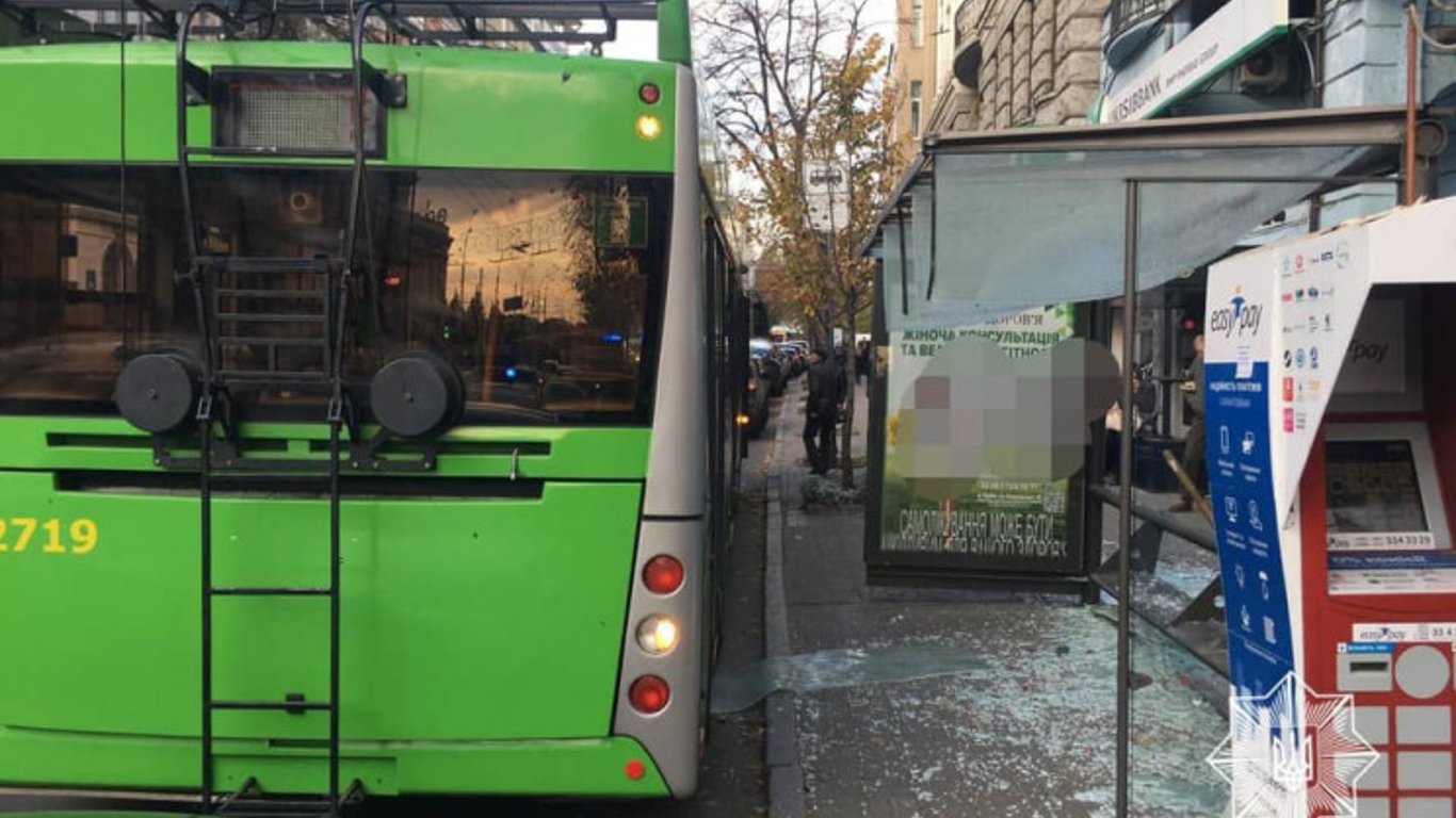 В Харькове суд оштрафовал водителя троллейбуса, который снес остановку