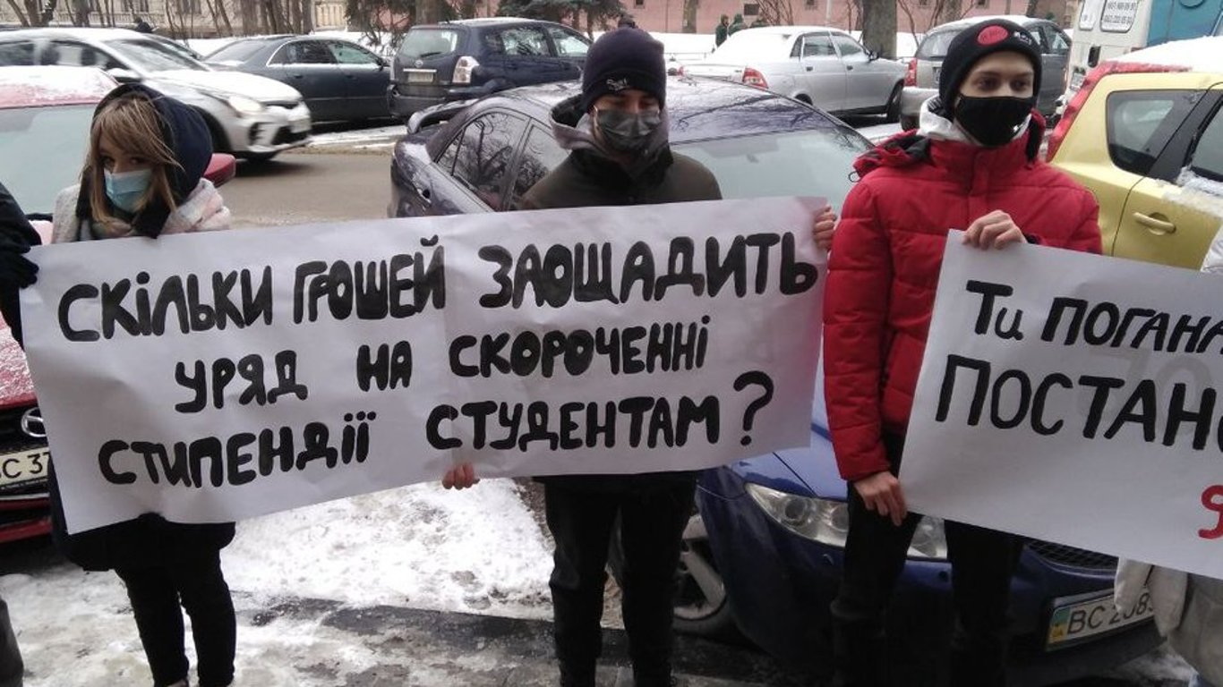 У Львові студенти вийшли на протест проти зменшення кількості стипендіатів - фото