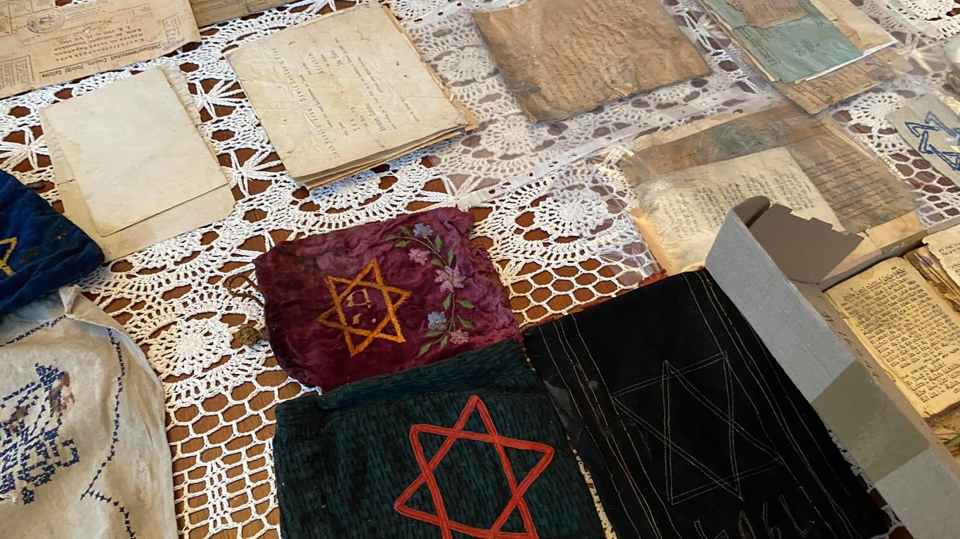 У Львові знайшли понад сотню речей євреїв  - їх передали до Меморіального центру Голокосту Бабин Яр - фото