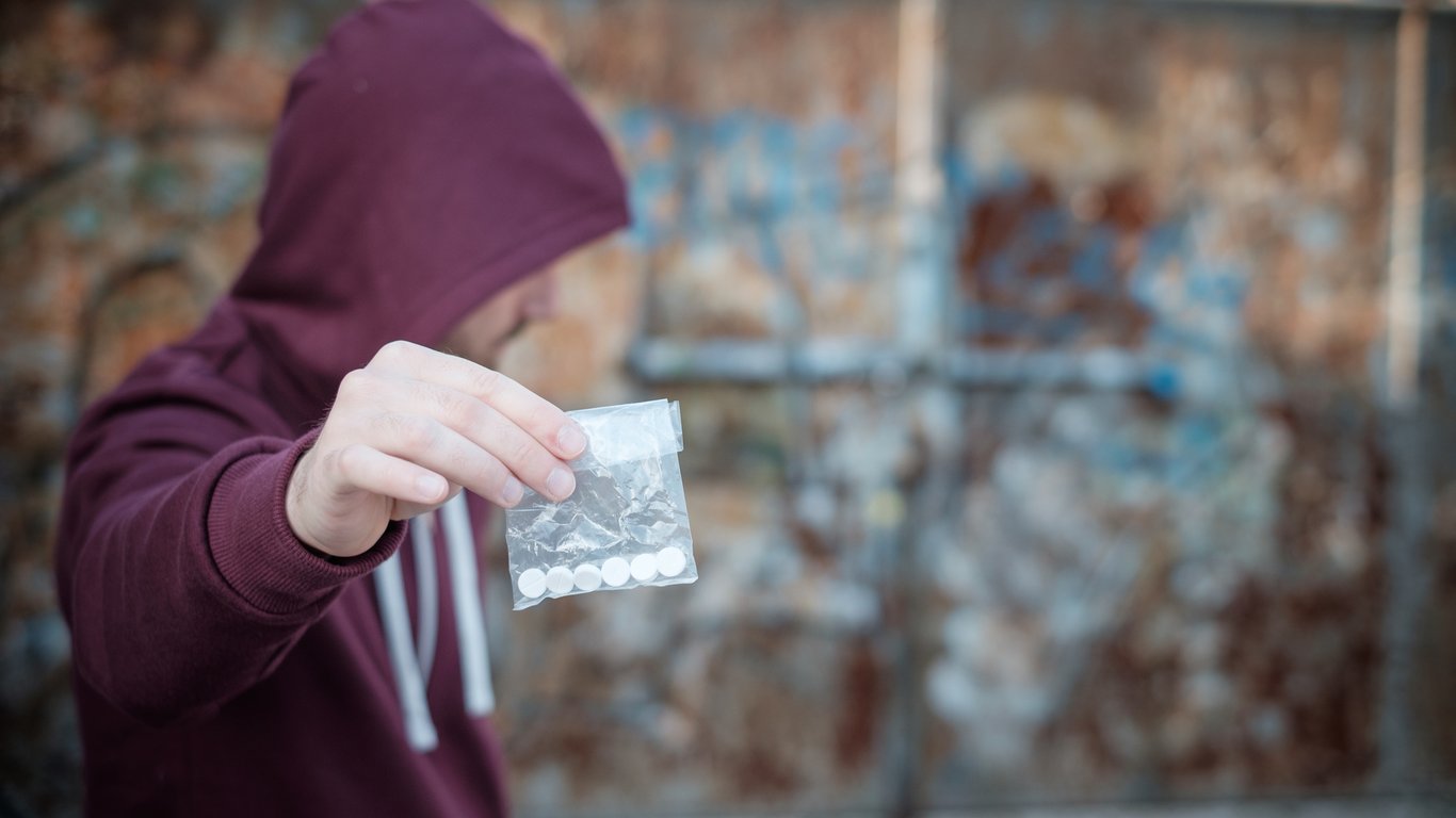 В Одесі затримали чоловіка, який розкладав закладки з наркотиками на вулиці