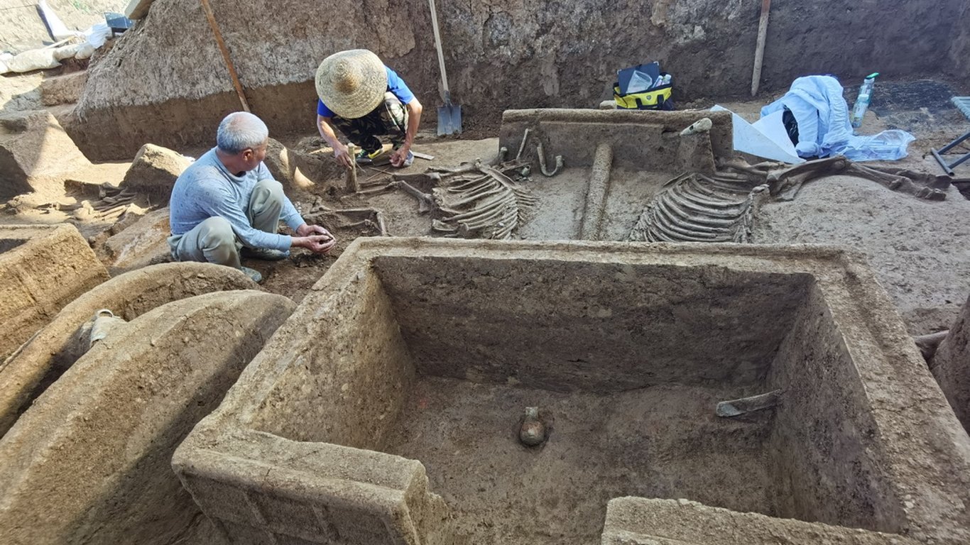 У Китаї знайшли стародавню гробницю з похованими заживо воїнами. Фото