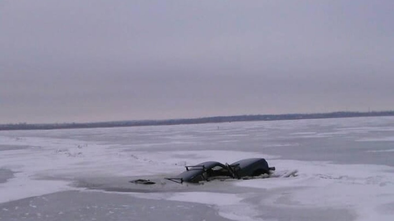 На Харьковщине авто провалилась под лед - в автомобиле были водитель и собака