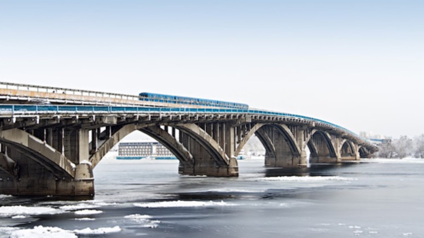 Мужчина чуть не провалился сквозь мост Метро в Киеве