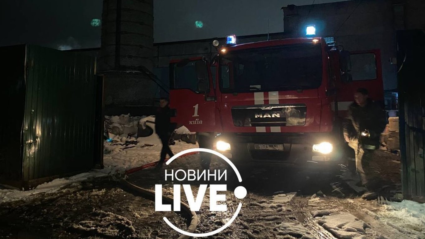 Пожежа в Києві - горів склад хімікатів - фото