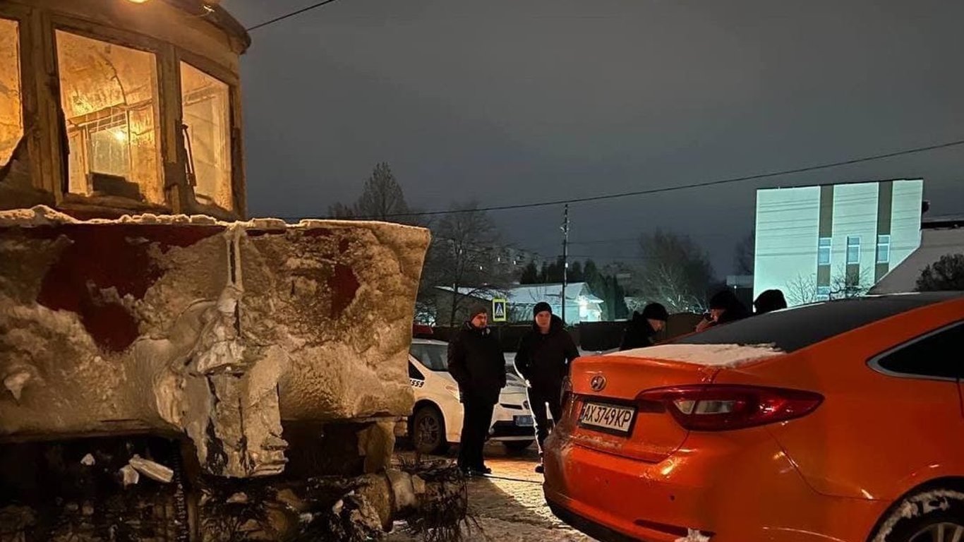 В Харькове Hyundai попал под трамвай, убирающий с рельсов снег. Фото