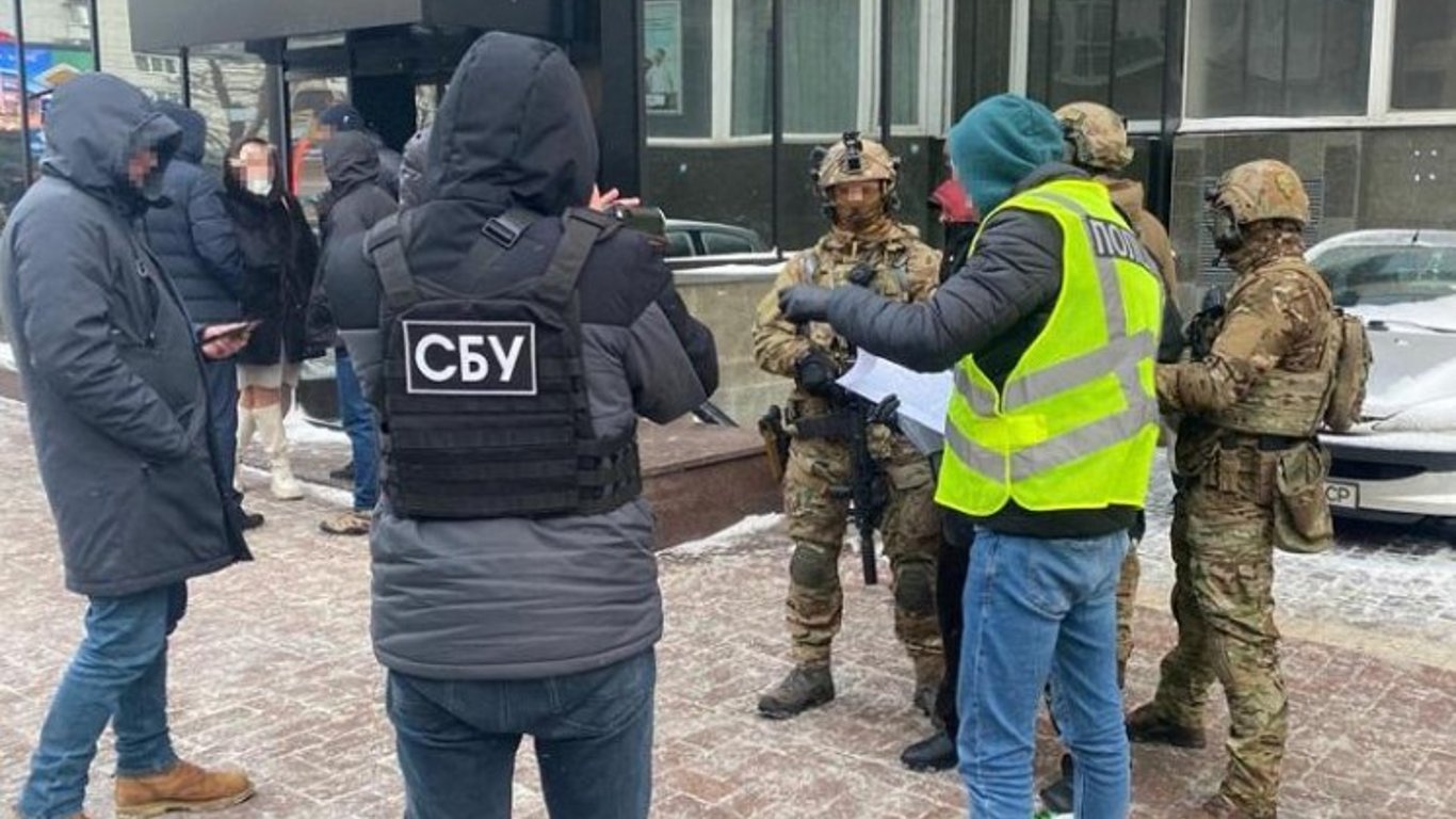 Иностранец выбивал долг в 1 млн. долларов у бизнесмена в Киеве - фото