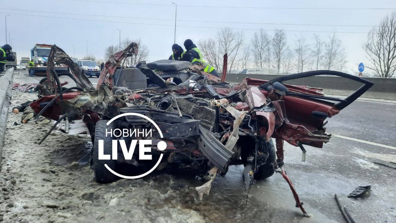 Смертельное ДТП под Киевом - погибло четыре человека - фото