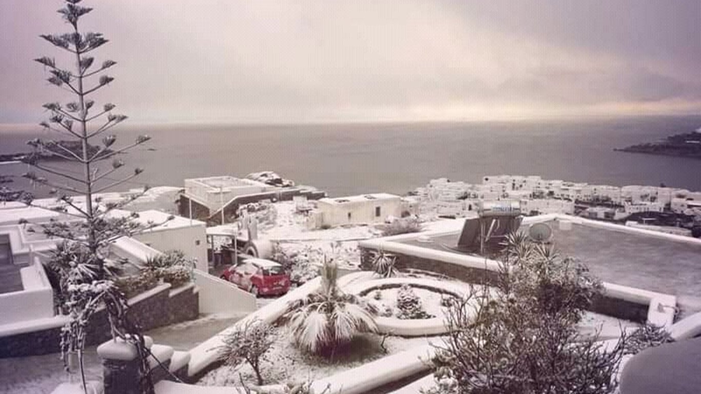 Грецію замело снігом вперше за декілька десятків років - фото