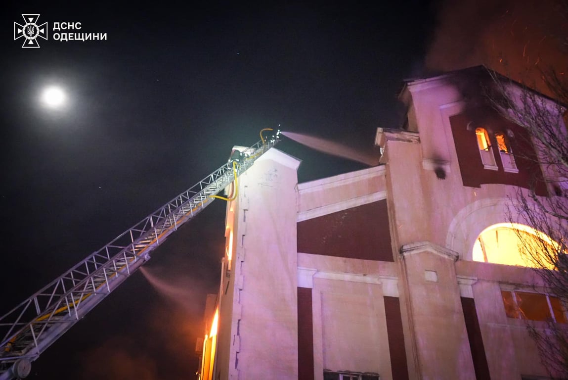 В Одесі масштабні пожежі після атаки РФ — фото наслідків удару - фото 2