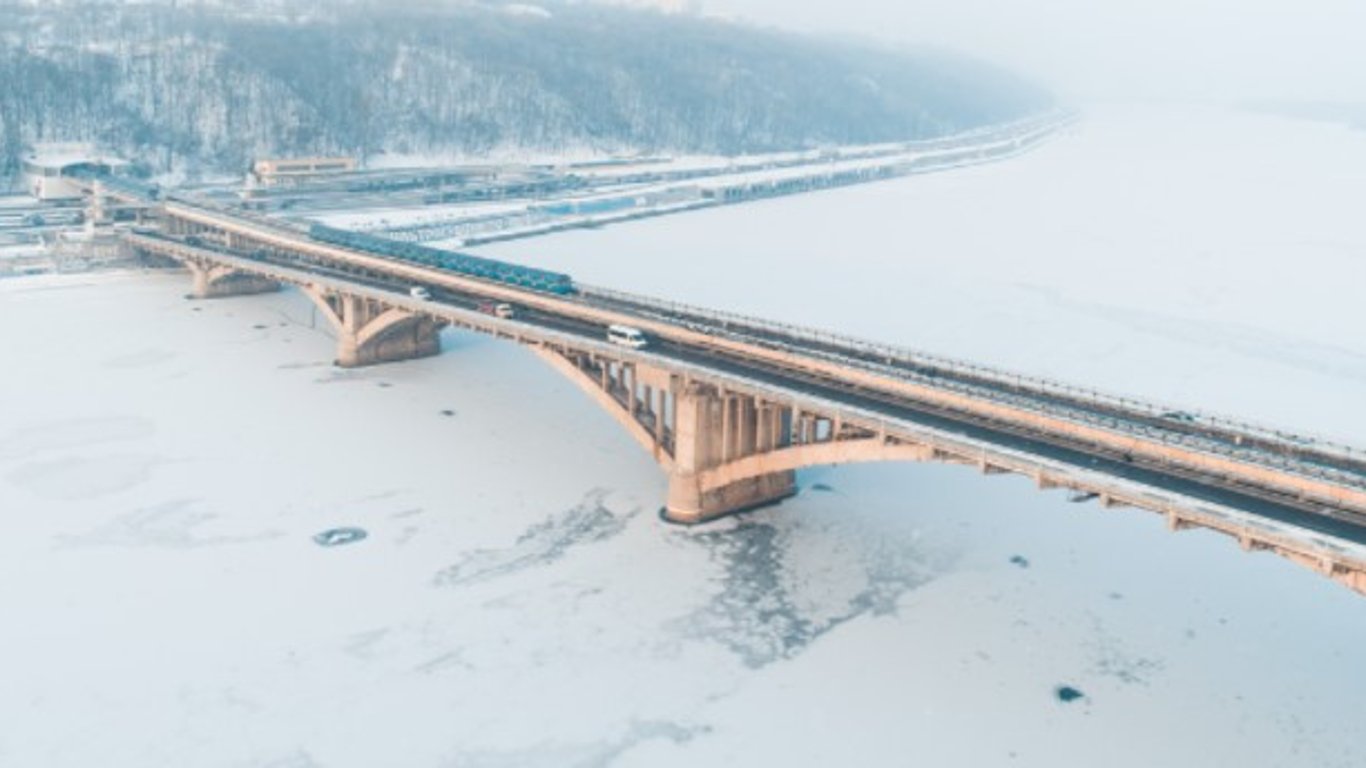 Міст Метро в Києві розвалюється під ногами - фото