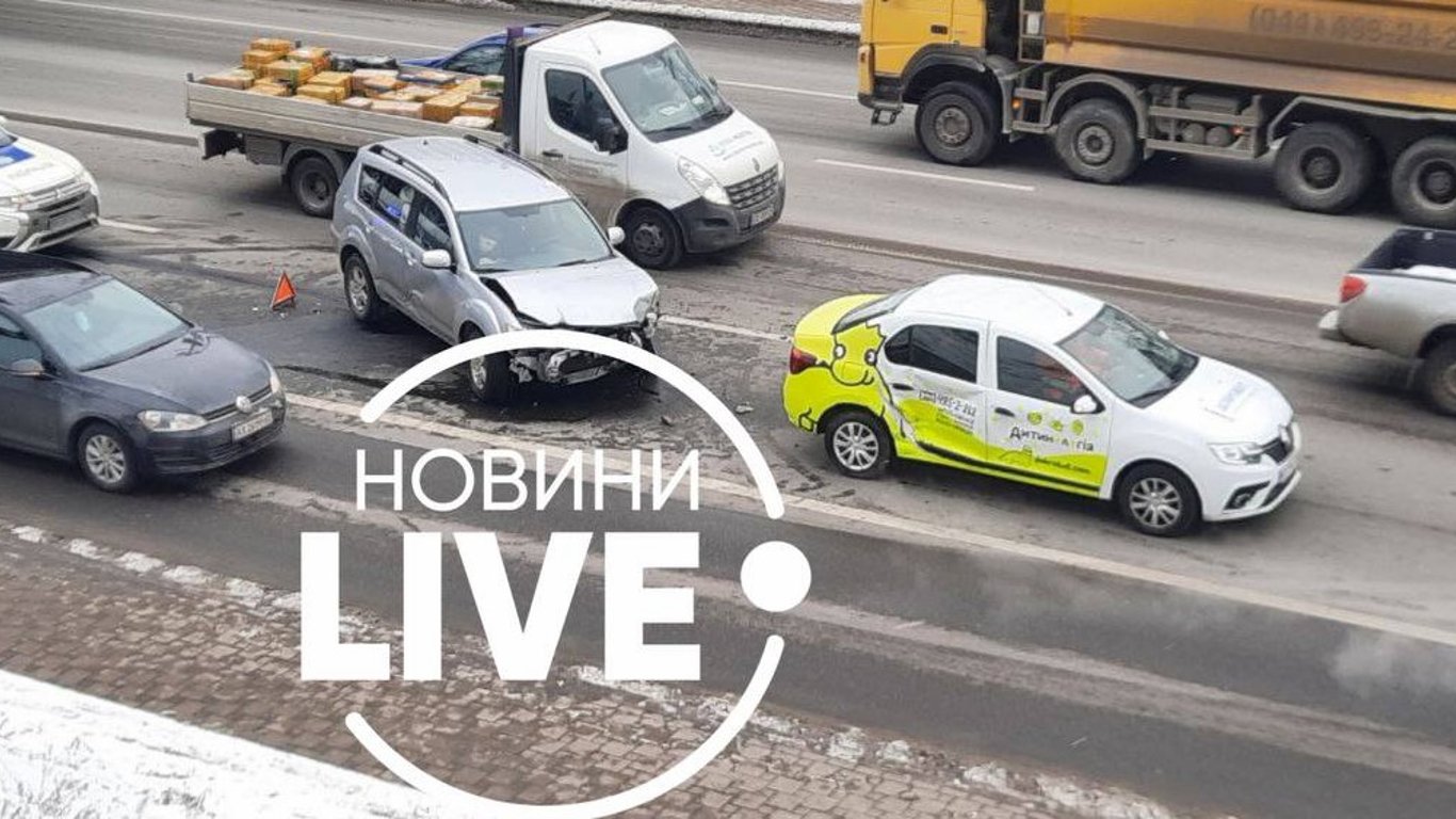 ДТП в Киеве - авто слетело с высоты 10 метров на оживленную улицу - фото