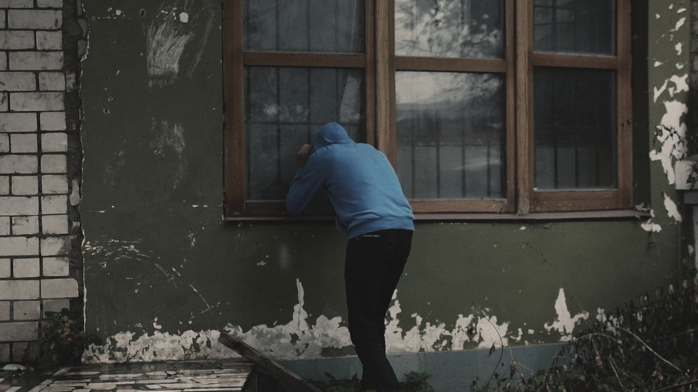В Одессе мужчина сломал отверткой окно и вынес из квартиры всю технику