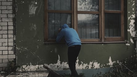 В Одессе мужчина сломал отверткой окно и вынес из квартиры всю технику - 285x160