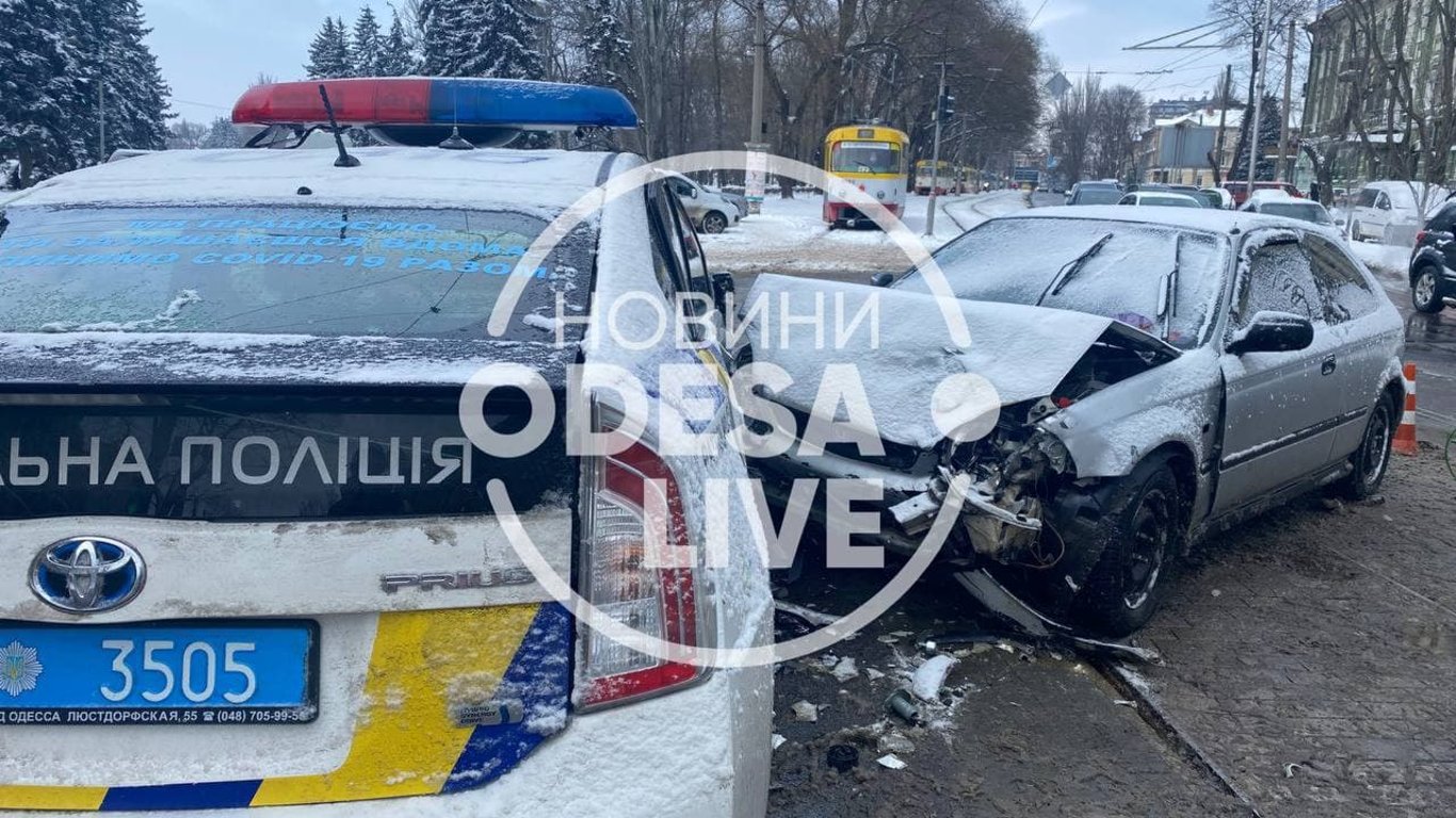 В Одессе столкнулись автомобиль полиции и легковушка