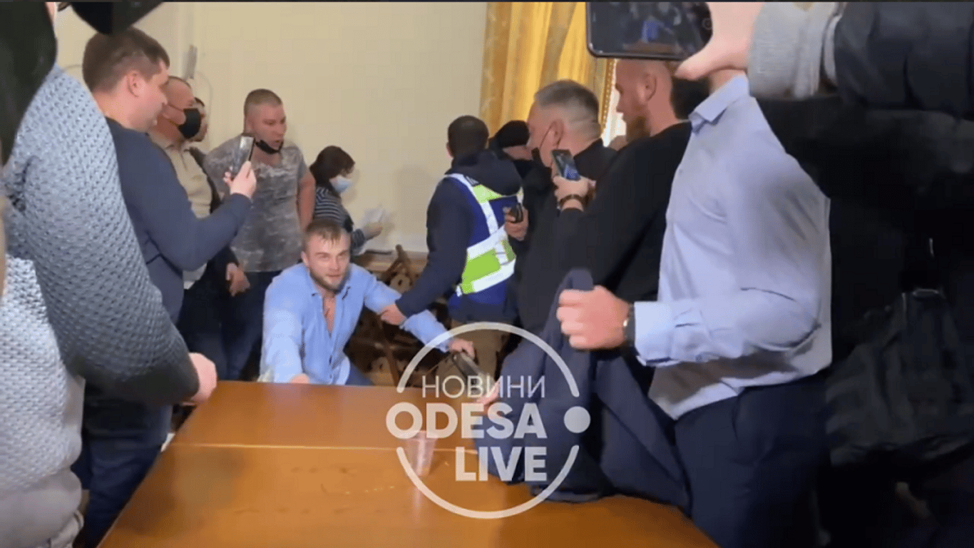 Во время потасовки в горсовете Одессы пострадал 80-летний академик