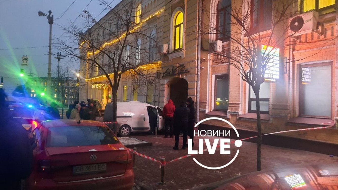 Стрілянина в центрі Києва-біля будівлі СБУ чоловік дістав автомат