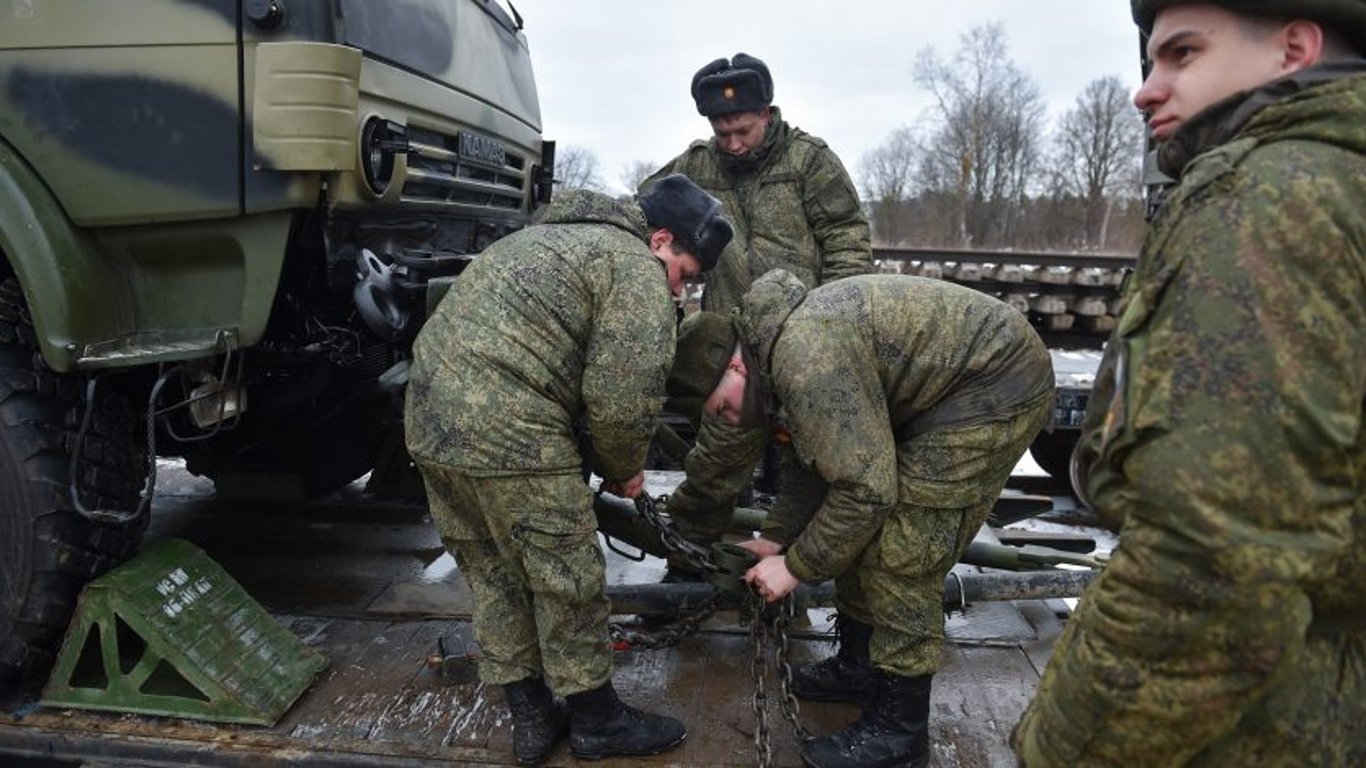 В сети показали могущество армии РФ - солдатам выдают кусок консервы на четверых. Видео