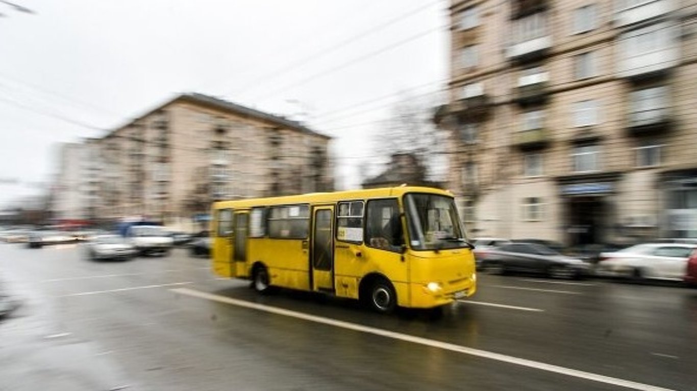 ДТП в Киеве - внедорожник влетел в маршрутку - фото