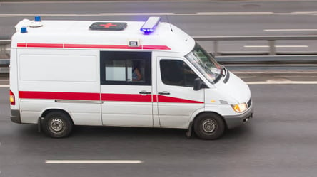 Водій не пропустив "швидку" у Харкові, яка мчала до лікарні з постраждалою. Відео - 285x160