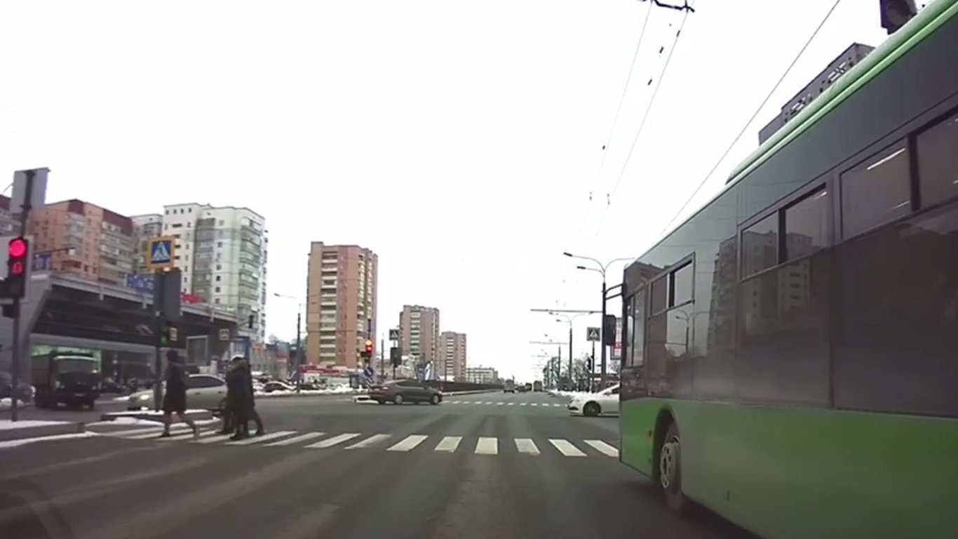 В Харькове троллейбус с пассажирами грубо нарушил правила дорожного движения