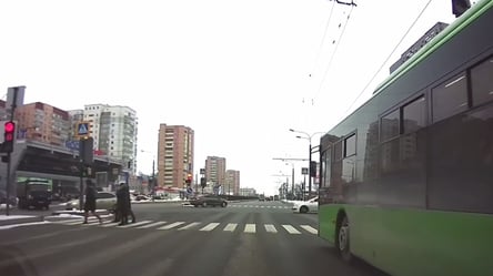В Харькове водитель троллейбуса с пассажирами грубо нарушил правила дорожного движения. Видео - 285x160