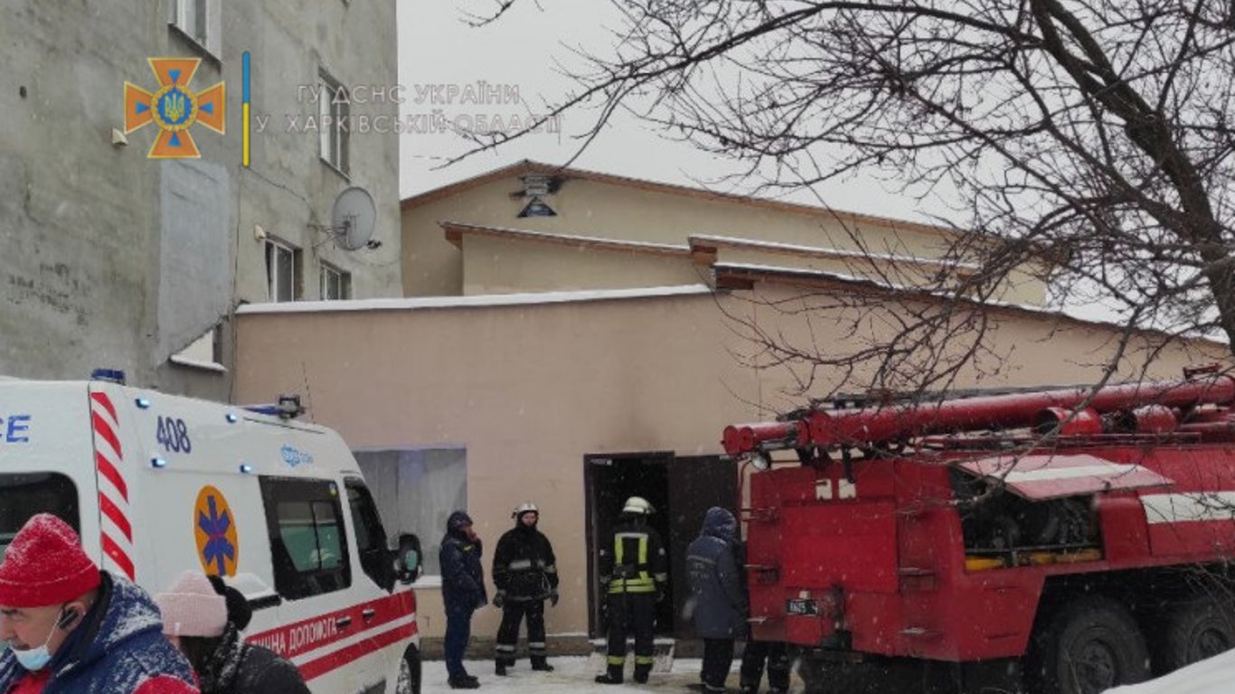 Женщину и мужчину успешно достали из горящего дома в Харькове