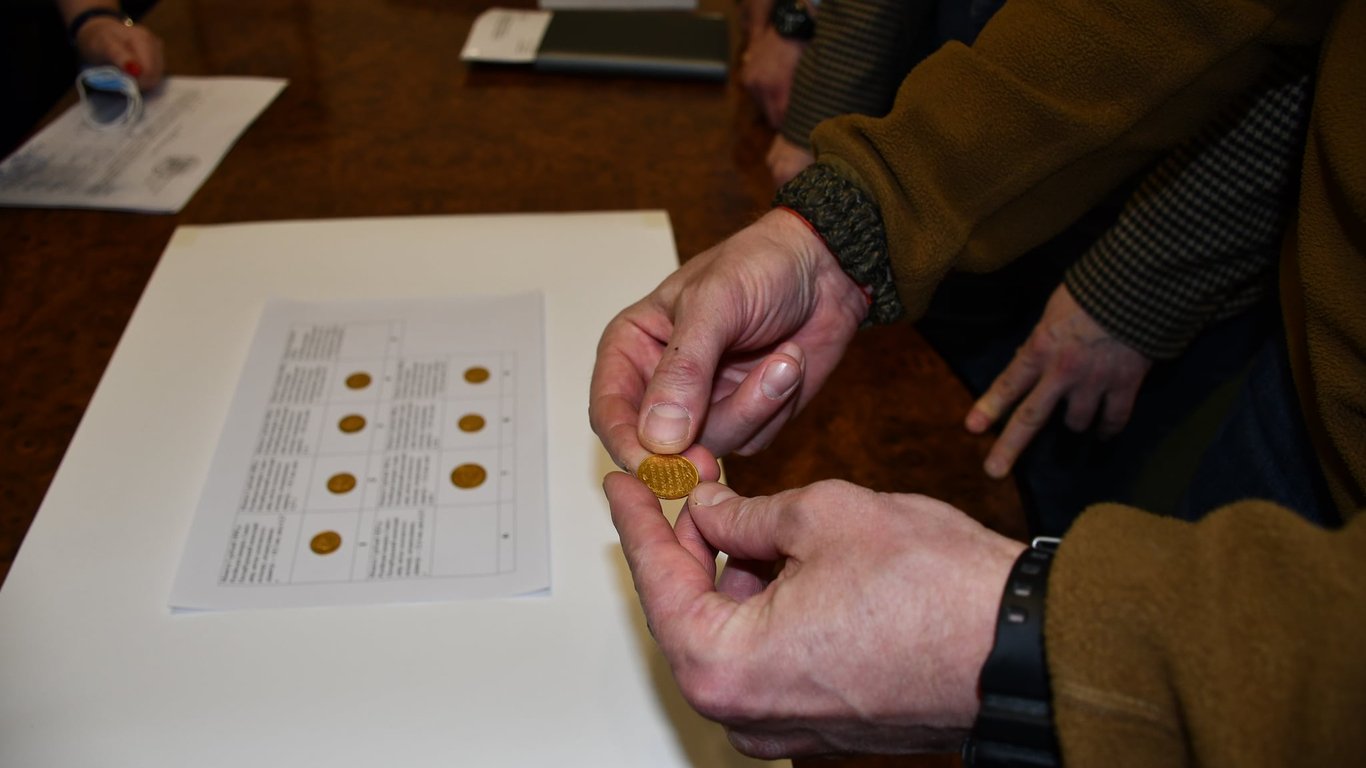 Таможенники Харькова передали в музей коллекцию монет, конфискованную у контрабандиста