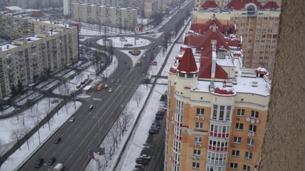 По Киеву в мороз гуляет голый мужчина. Видео - 285x160
