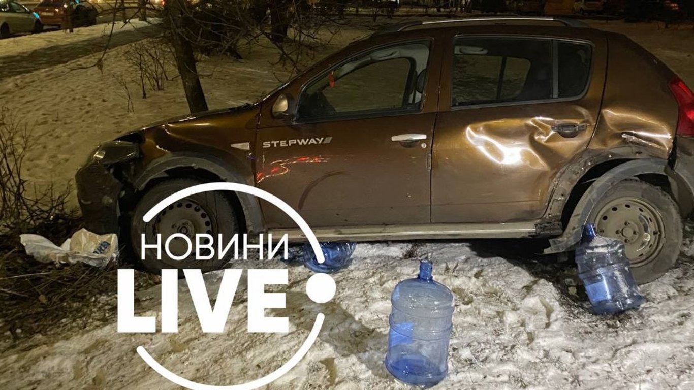 ДТП у Києві - три авто не поділили дорогу - фото