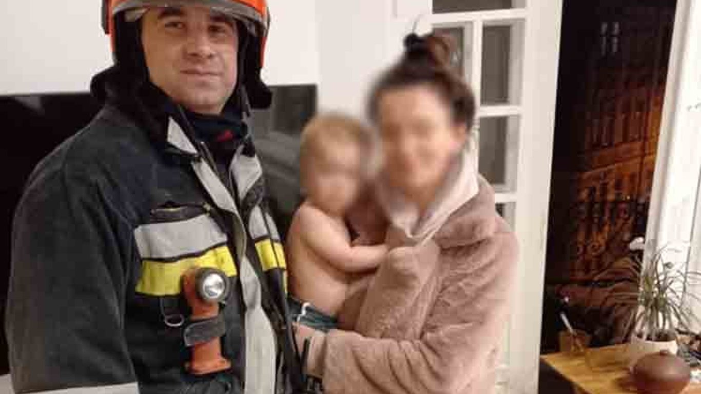 У львівській квартирі зачинилось немовля – як рятували дитину