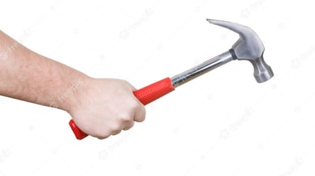 У Харкові чоловік ледь не вбив молотком іноземця. Подробиці - 285x160