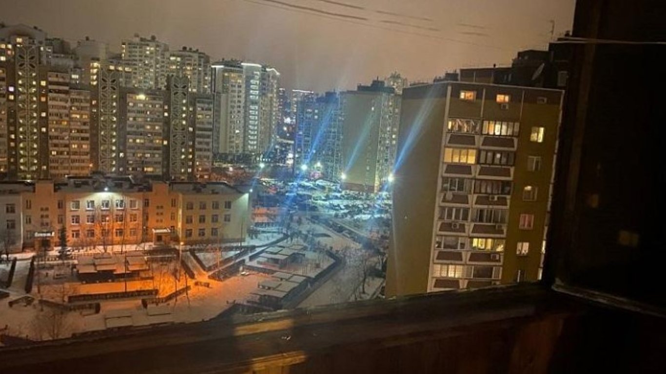 ЧП в Киеве - женщина хотела выброситься из 12 этажа с трехлетним сыном - фото - видео