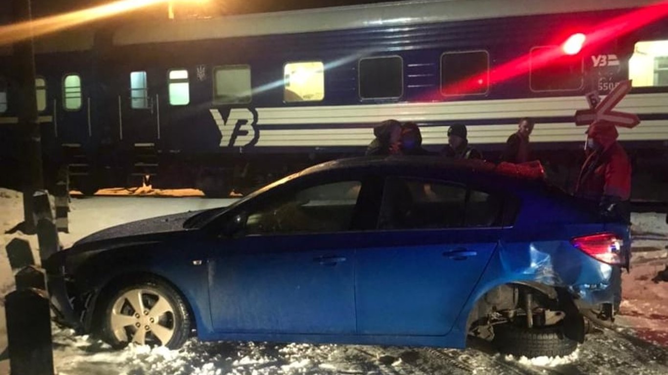 На Львовщине авто столкнулось с поездом - фото