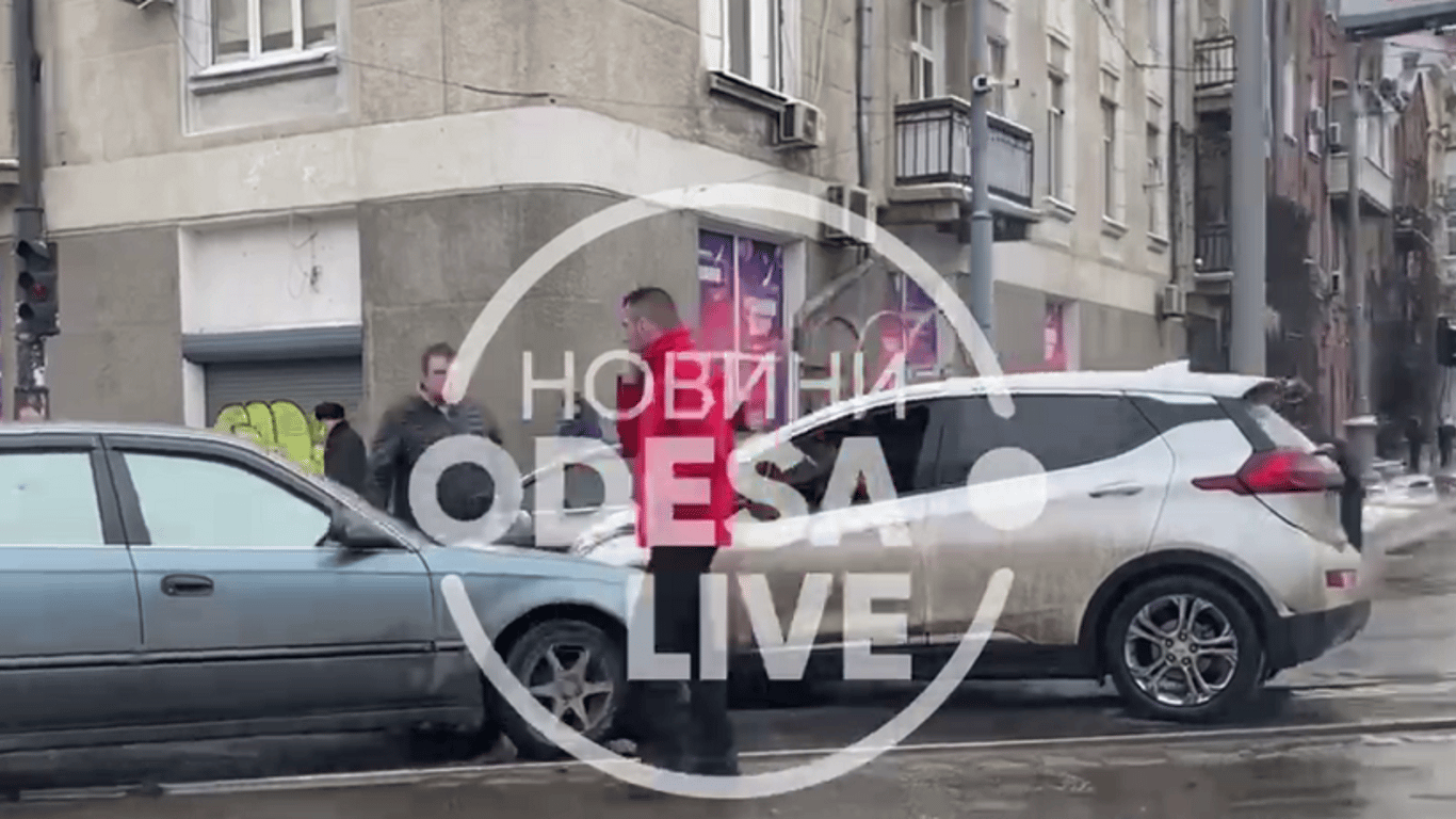 В Одессе на пути столкнулись две легковушки