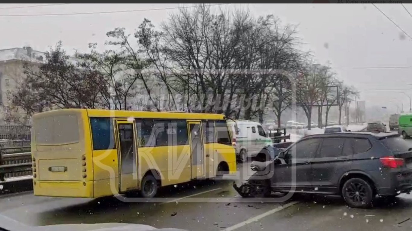 ДТП Киев - на проспекте Победы остановилось движение общественного транспорта - фото - видео