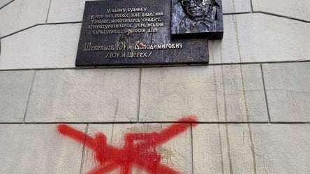 Неизвестные надругались над мемориальной доской в Харькове: полицейские ищут вандалов - 285x160