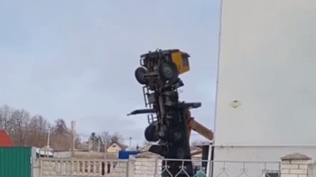 Под Киевом перевернулся строительный кран. Видео - 285x160