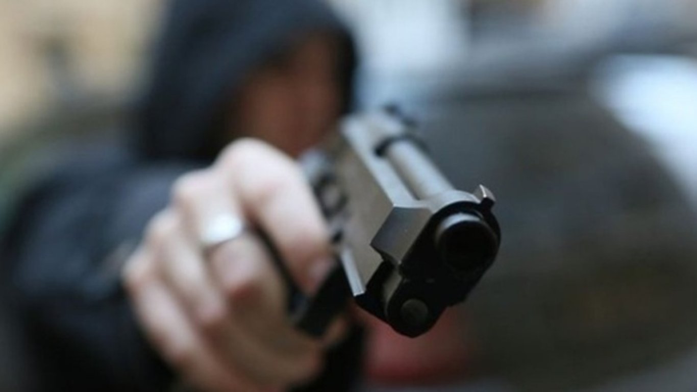 Неадекват погрожував дитині пістолетом у Борисполі