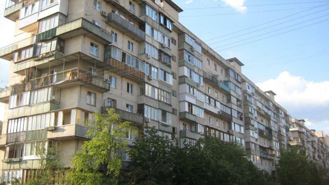 Оболонский район Киева - во дворе многоэтажки провалился асфальт