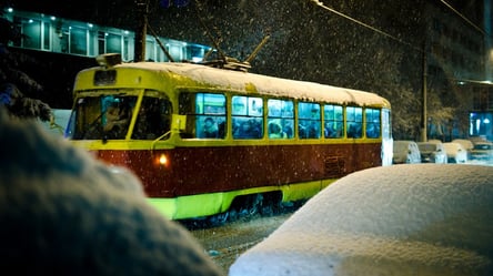 В Киеве оборвало трамвайную линию. Фото - 285x160