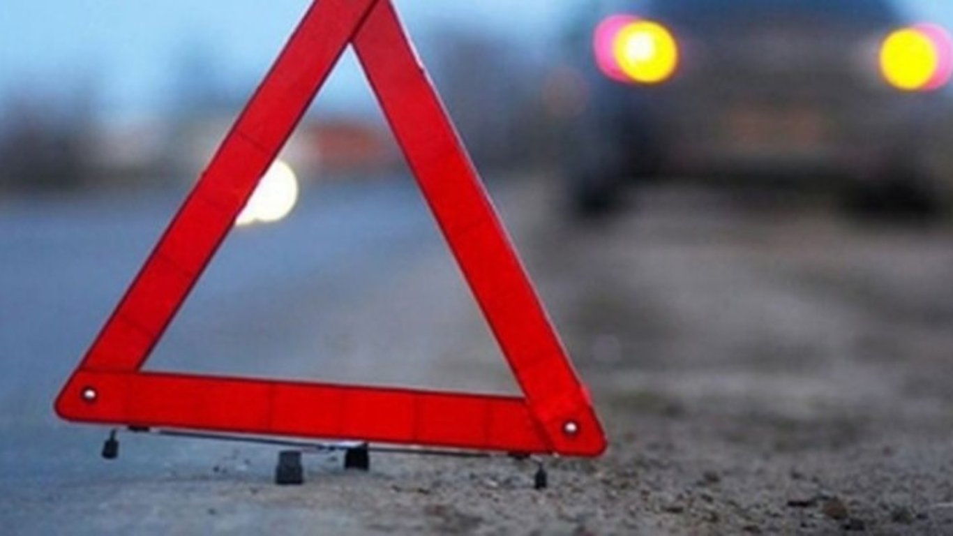 ДТП в Киеве - два автомобиля столкнулись лоб в лоб