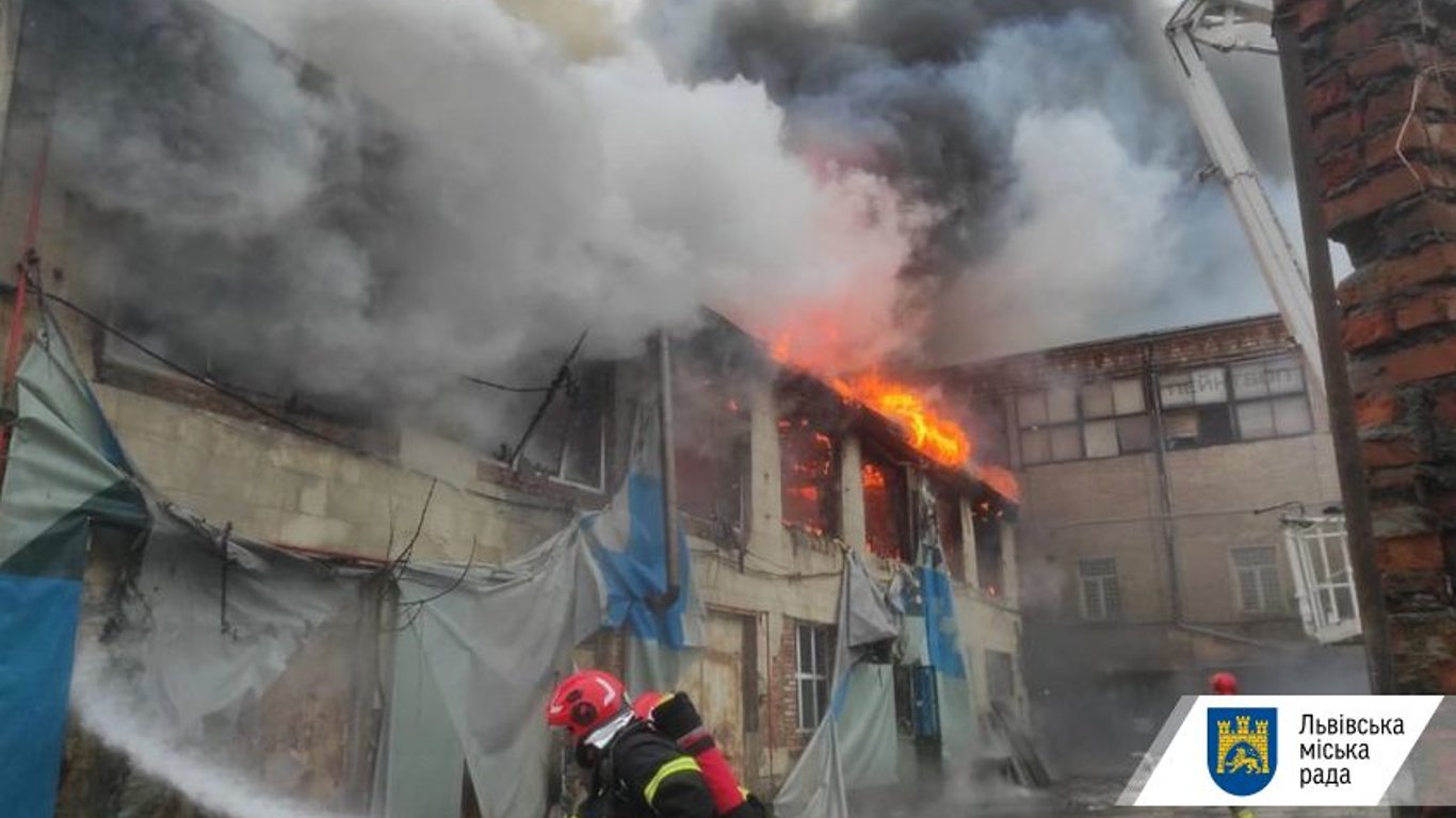 Пожар на складском помещении во Львове - фото