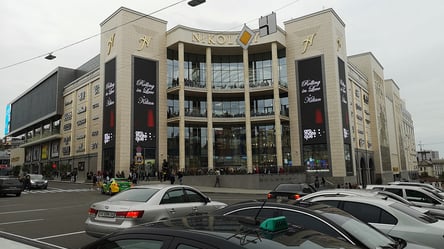В Харькове водитель заехал чуть ли не под двери торгового центра. Фото - 285x160