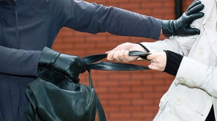 Отбирал сумочки у женщин: в Одессе поймали грабителя - 285x160