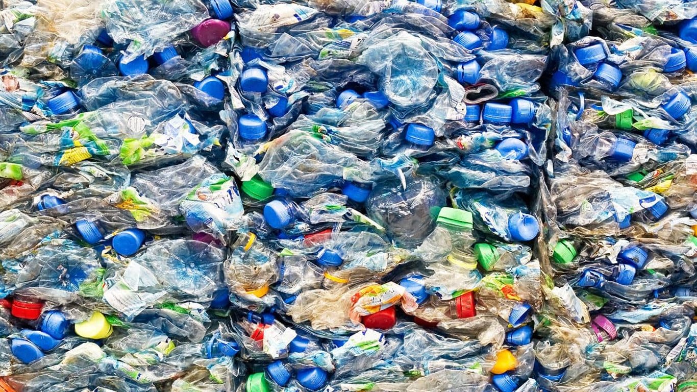 Здати пластик в Києві можна з користю