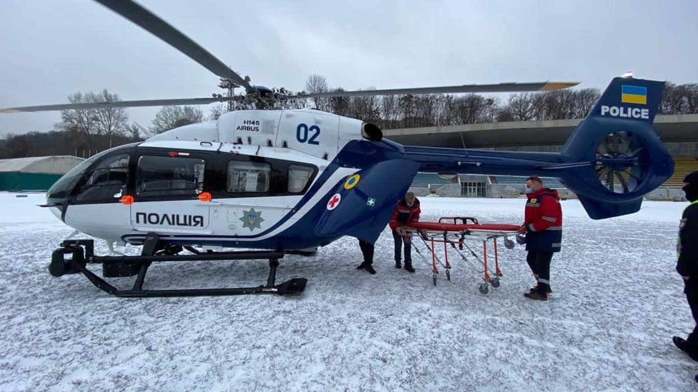 До Києва з області двічі за день доправляли хворих на вертольоті