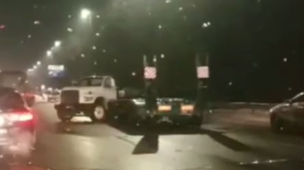 На выезде из Киеве "сложило" грузовик. Видео - 285x160